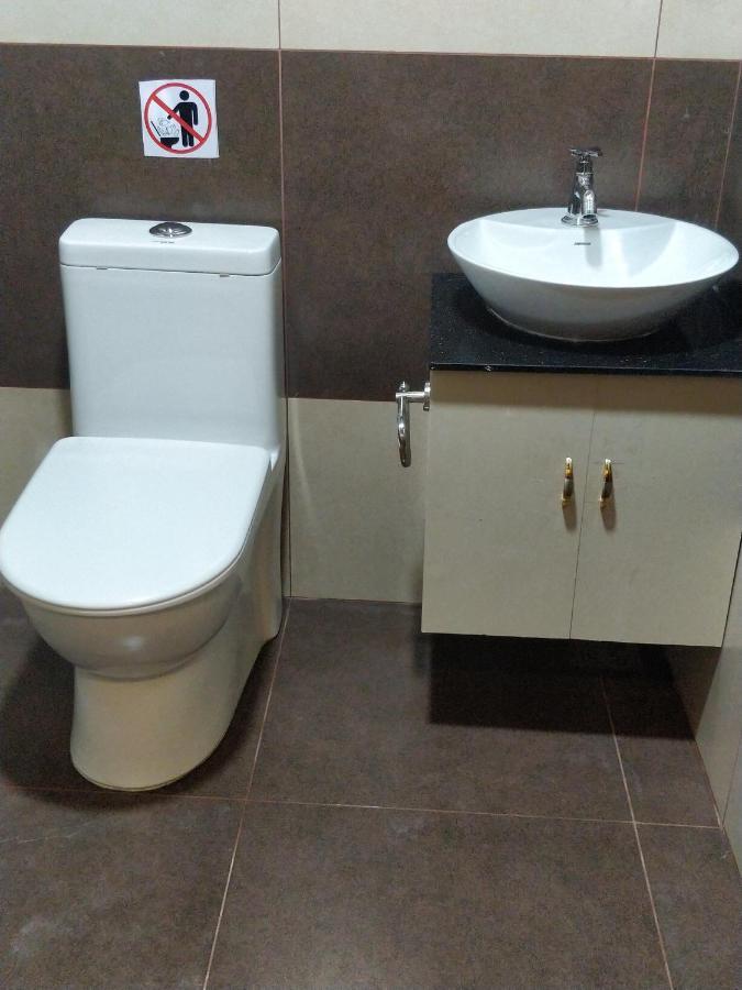 טריואנדרום Majestic Inn מראה חיצוני תמונה