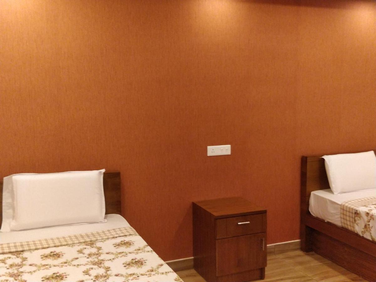 טריואנדרום Majestic Inn מראה חיצוני תמונה