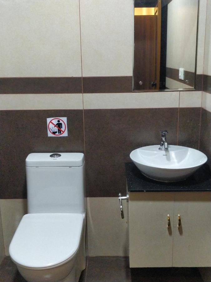 טריואנדרום Majestic Inn מראה חיצוני תמונה