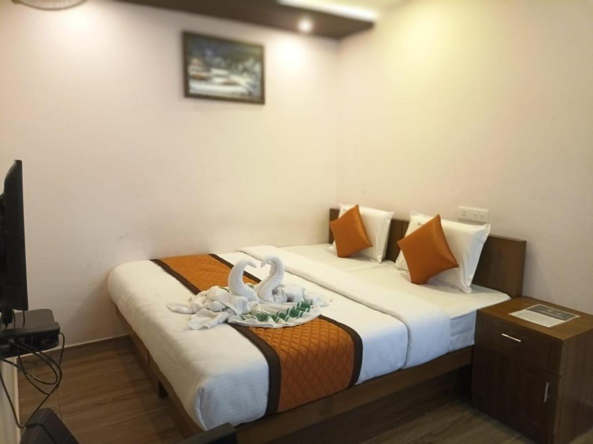 טריואנדרום Majestic Inn מראה חיצוני תמונה