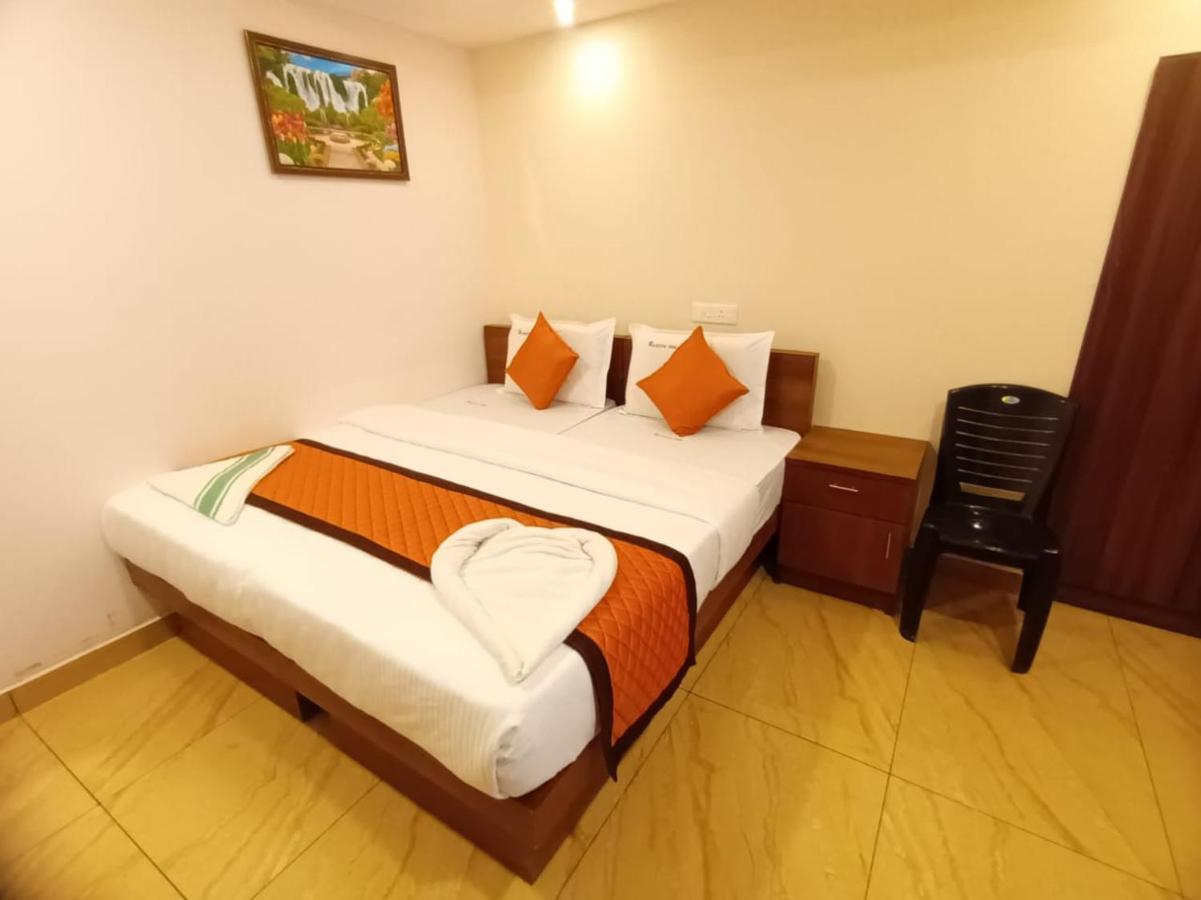 טריואנדרום Majestic Inn מראה חיצוני תמונה