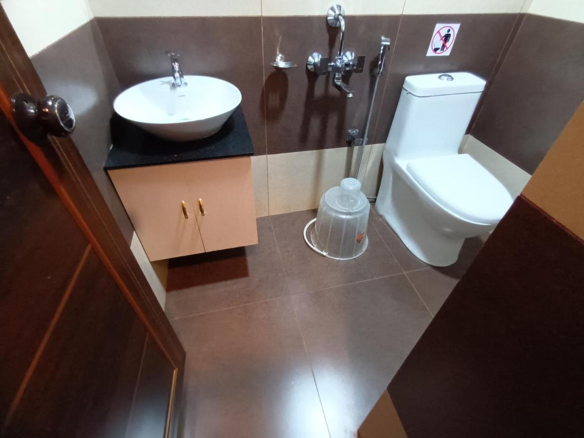 טריואנדרום Majestic Inn מראה חיצוני תמונה