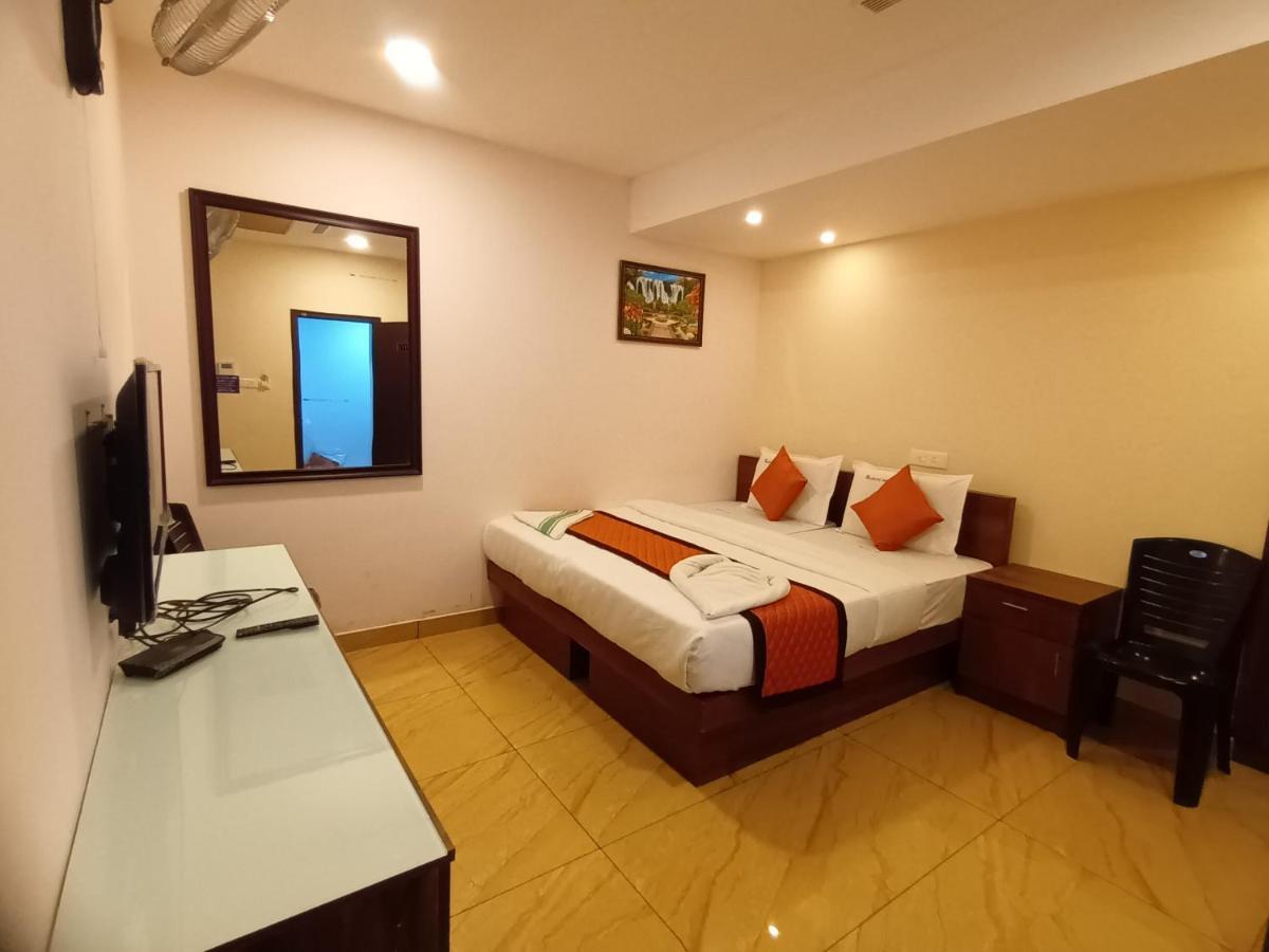 טריואנדרום Majestic Inn מראה חיצוני תמונה