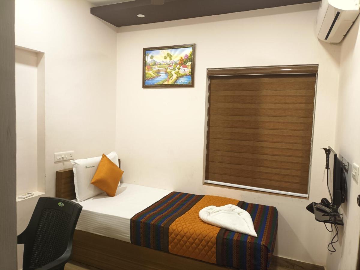 טריואנדרום Majestic Inn מראה חיצוני תמונה