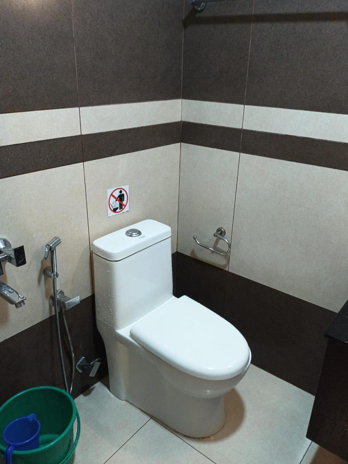טריואנדרום Majestic Inn מראה חיצוני תמונה